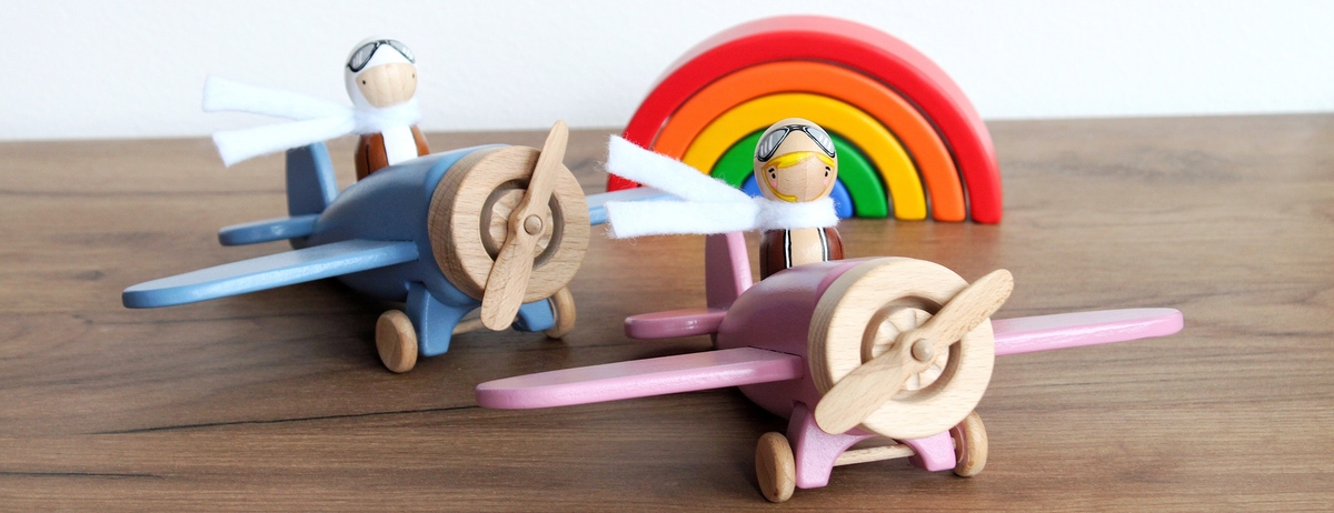 Деревянные игрушечные самолеты с пилотами и летчицей для мальчиков и девочек